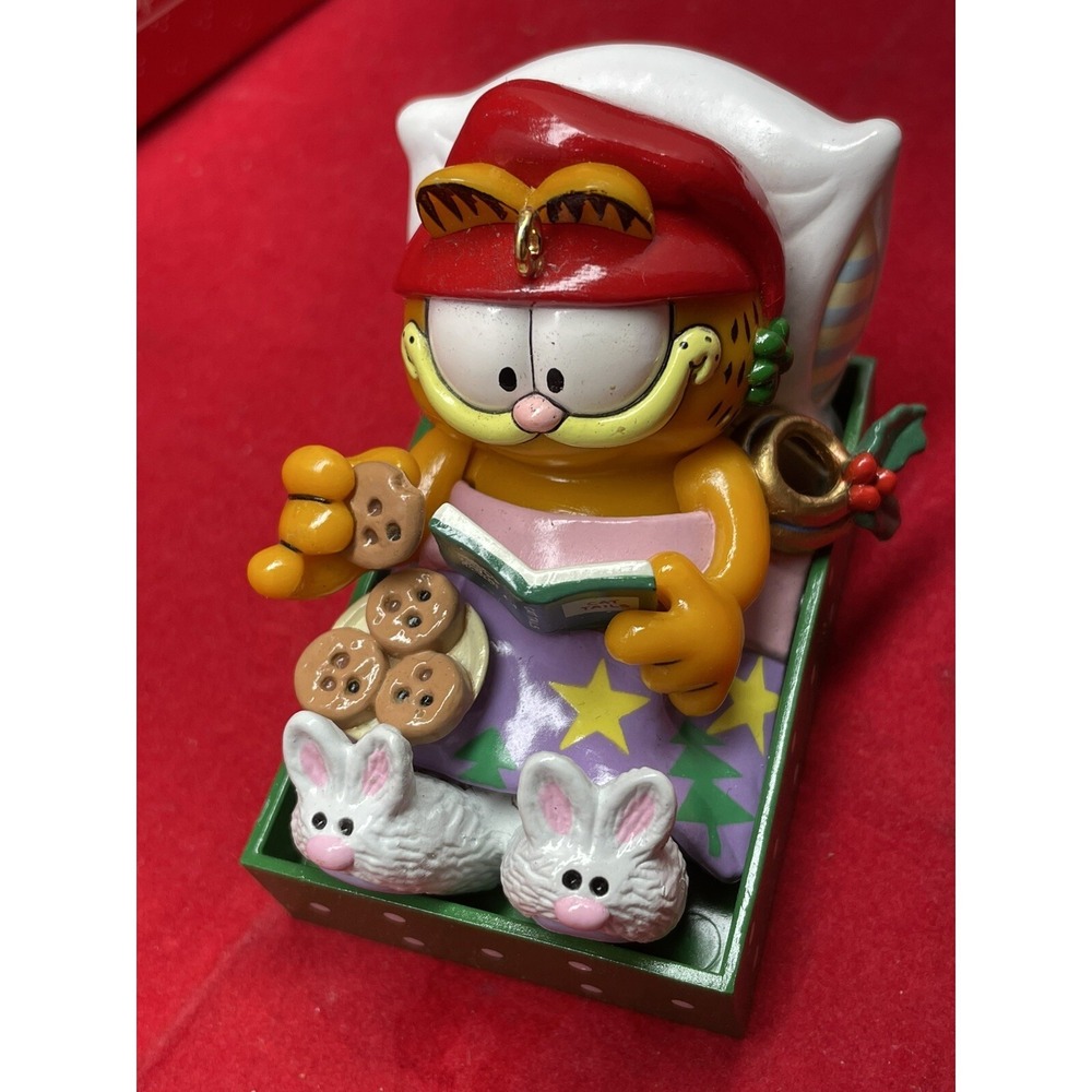 Enesco Garfield Holiday Cat-Napping Christmas Ornament 585319 In Original Box